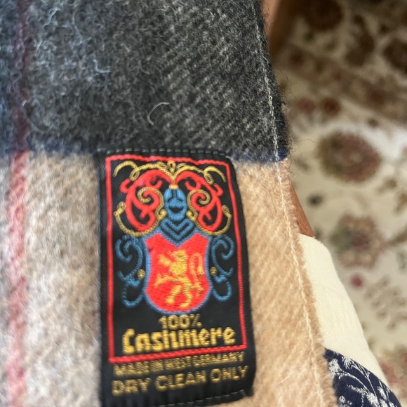 Woman s Neck scarf - Picture 3 of 3